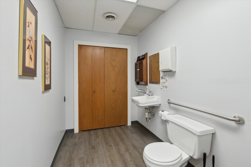 More Photos Of 1000 N Johnson St, Bay City Medical For Sale