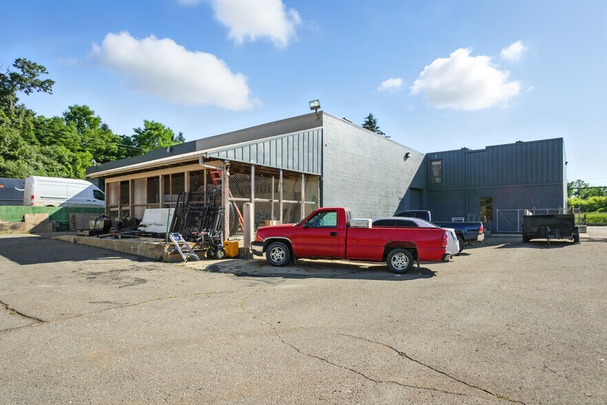 More Photos Of 4800 Joslyn Rd, Lake Orion Light Manufacturing For Sale