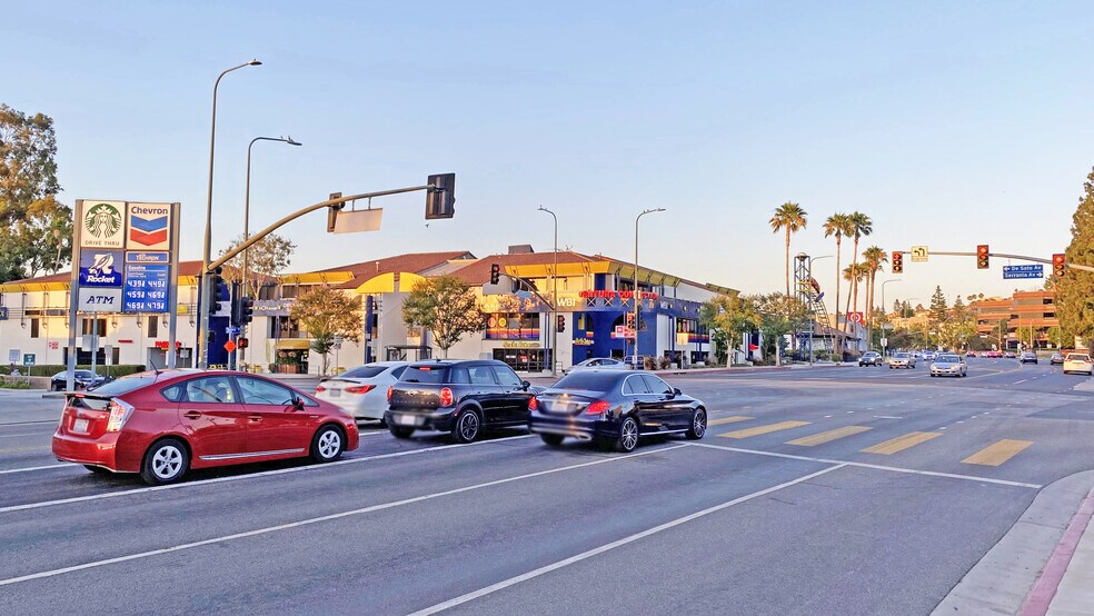 More Photos Of 20833-20861 Ventura Blvd, Woodland Hills Storefront Retail Office For Lease