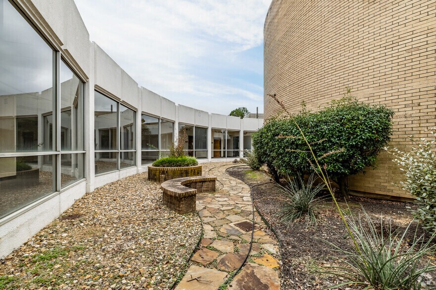 More Photos Of 4802 Texas Blvd, Texarkana Office For Sale