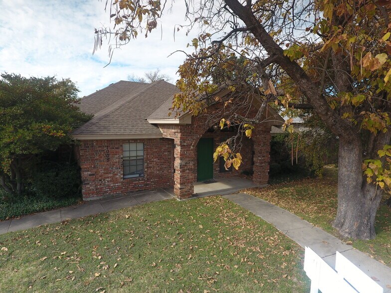 More Photos Of 1005 N Elm St, Denton Office For Lease