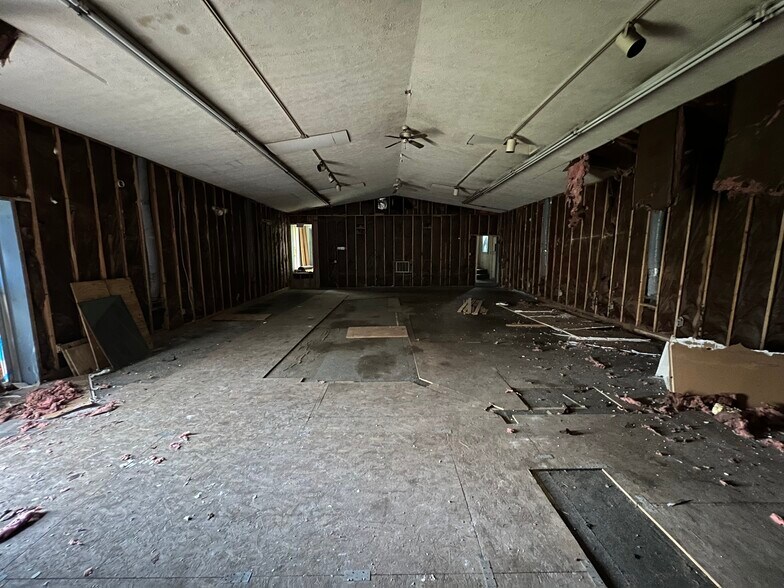 More Photos Of 805 Ohio Pike, Cincinnati Storefront Retail Office For Sale