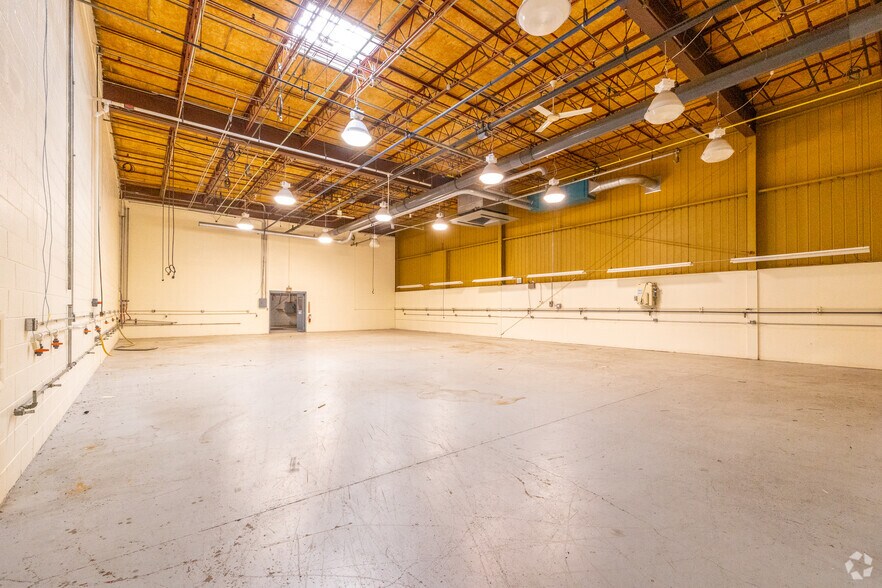 More Photos Of 200 E Avenue G, Rochelle Manufacturing For Sale
