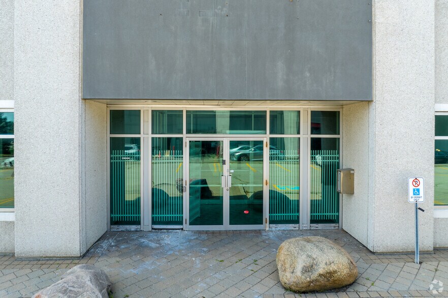 More Photos Of 2815 Argentia Rd, Mississauga Warehouse For Lease