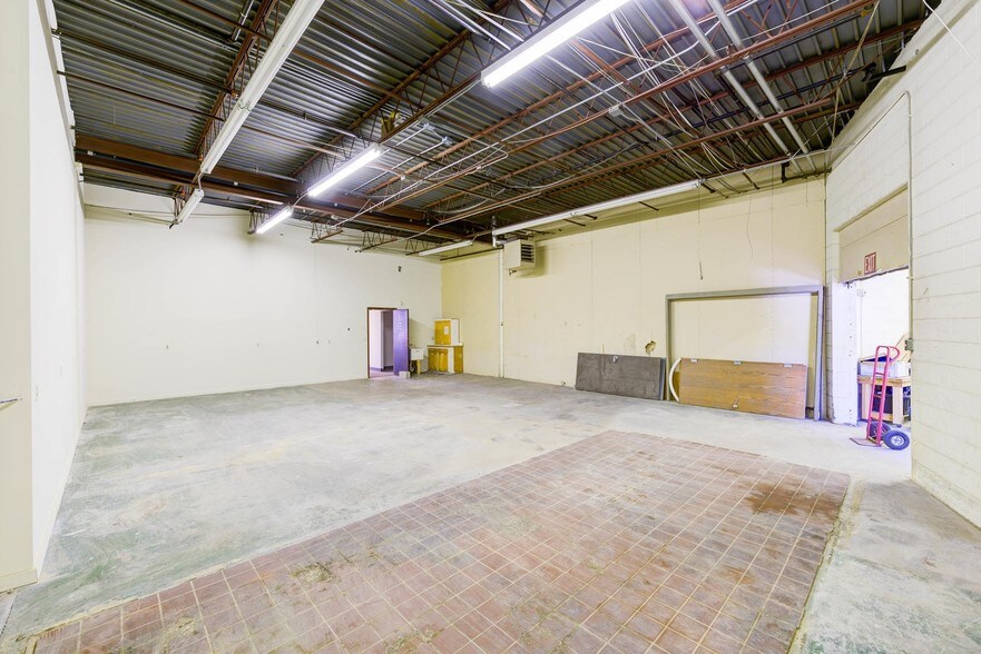 More Photos Of 9901-9927 Valley View Rd, Eden Prairie Showroom For Lease