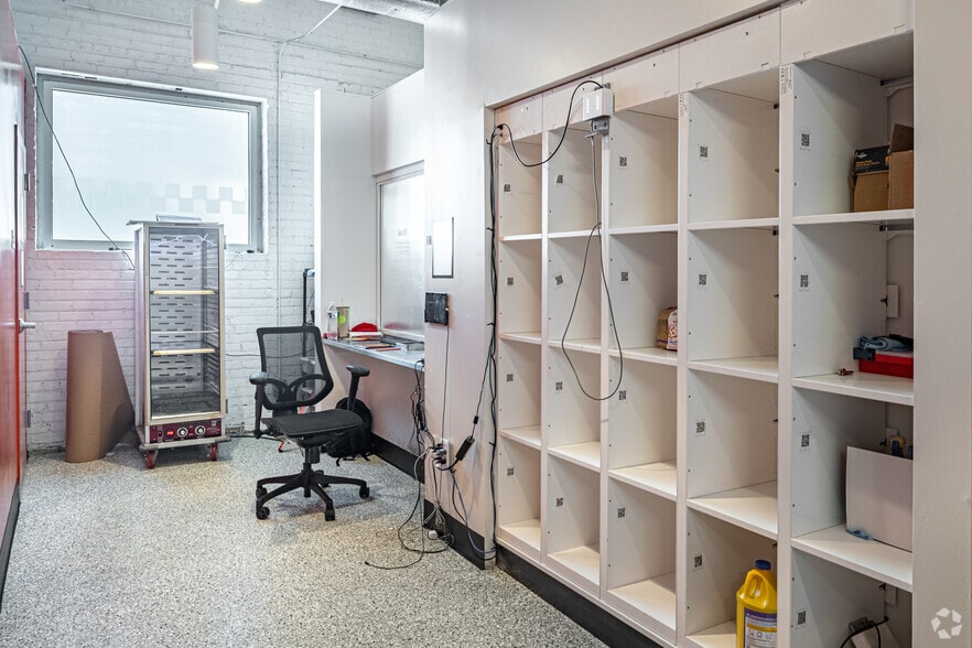 More Photos Of 4131-4133 N Rockwell St, Chicago Industrial For Lease
