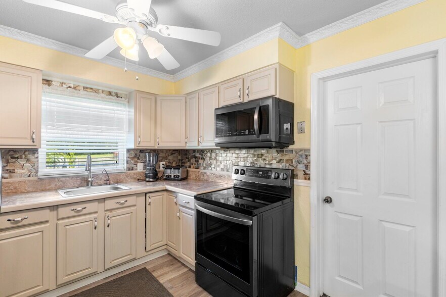 More Photos Of 4630 US Highway 17, De Leon Springs Restaurant For Sale