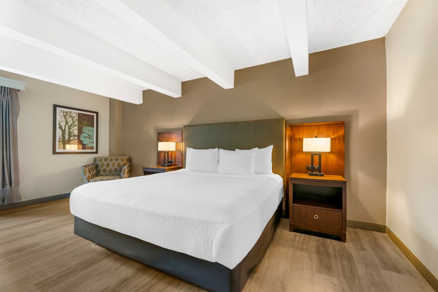 More Photos Of 250 W Church St, Mishicot Hotel For Sale