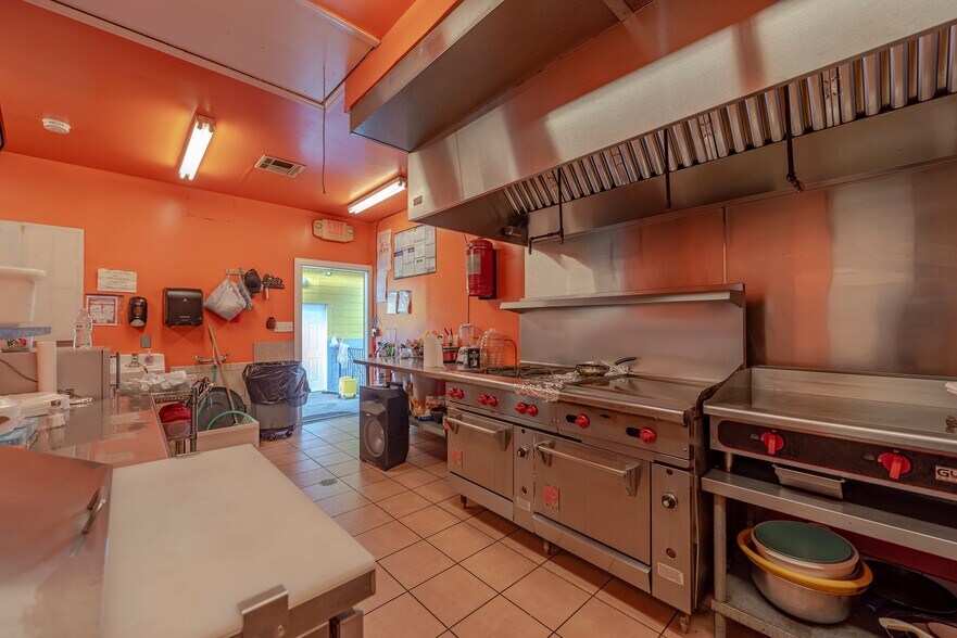 More Photos Of 518 Mill Ave, Conroe General Retail For Sale