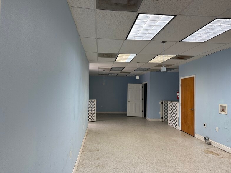 More Photos Of 1498 Belleair Rd, Clearwater General Retail For Lease