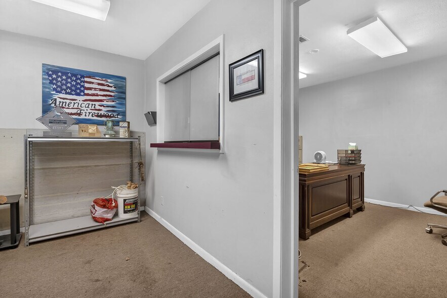 More Photos Of 21034 US Highway 96 S, Kirbyville Flex For Sale