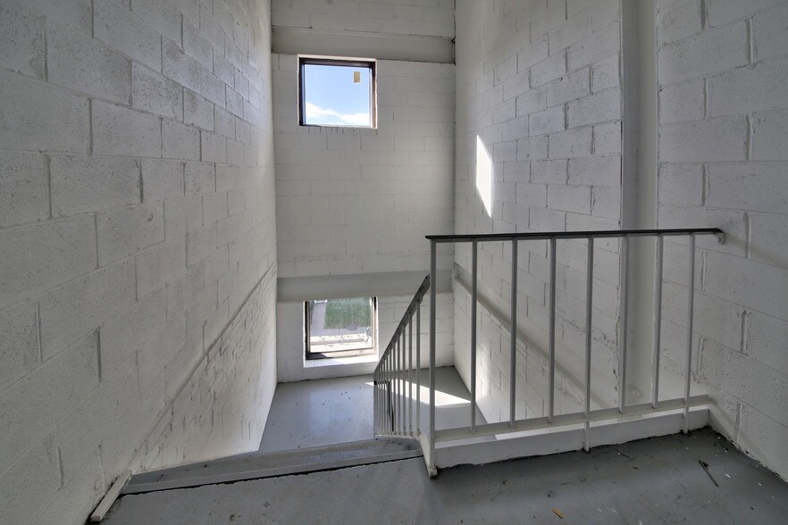 More Photos Of 8515 Av 9e, Montréal Light Manufacturing For Sale