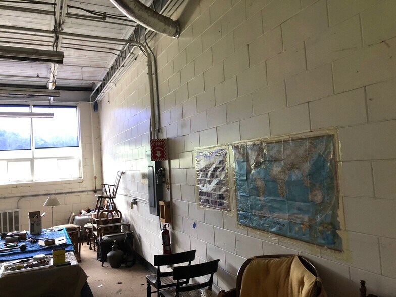 More Photos Of 5979 N Elm Ave, Millerton Warehouse For Lease