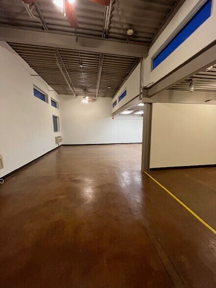 More Photos Of 1630 Old Deerfield Rd, Highland Park Warehouse For Lease