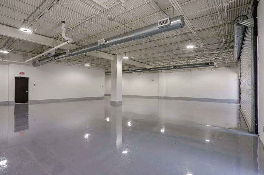 More Photos Of 9000 Parkwest Dr, Houston Light Distribution For Lease