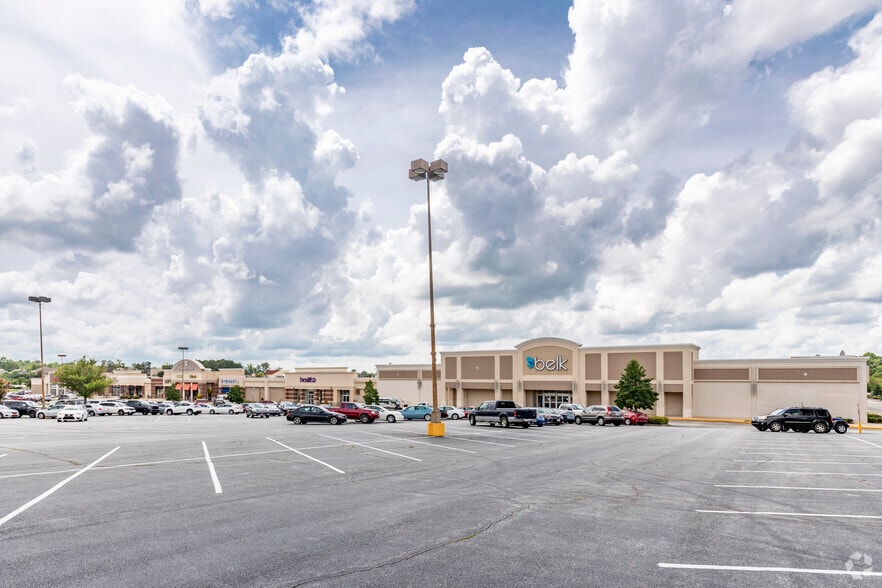 More Photos Of 1627 Opelika Rd, Auburn Unknown For Lease