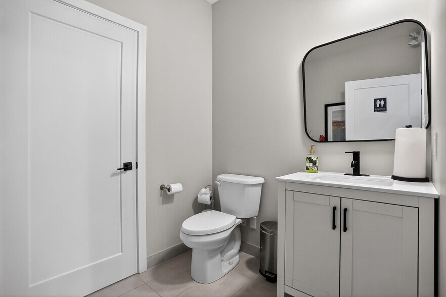 More Photos Of 812 Dundas St, London Freestanding For Sale