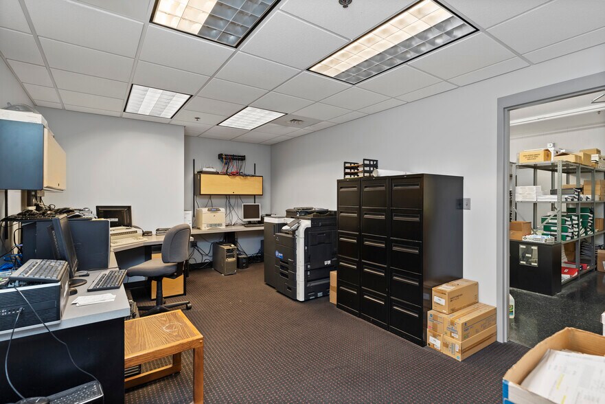 More Photos Of 1514 Commerce Ave, Carlisle Light Distribution For Lease