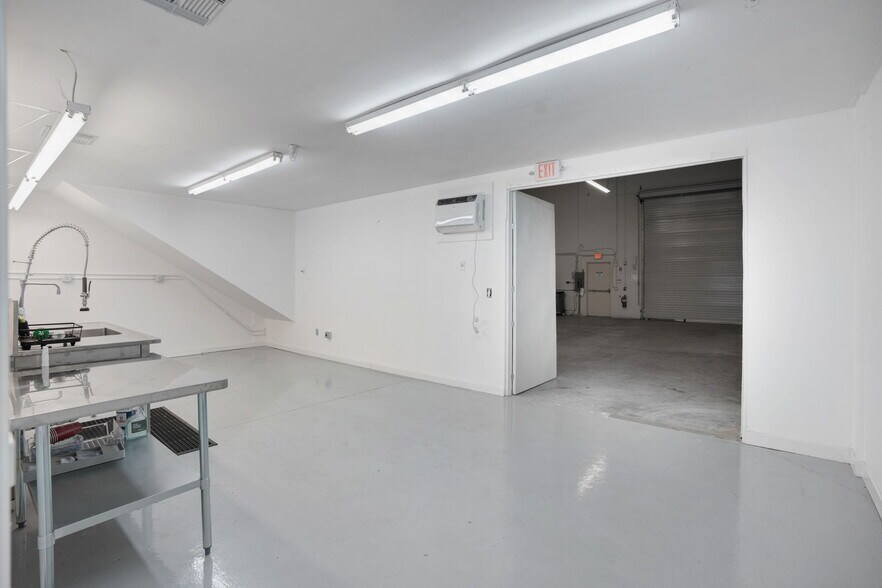 More Photos Of 787 Commerce Dr, Venice Warehouse For Lease