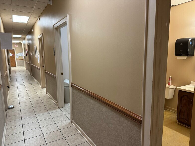 More Photos Of 2208 W Roosevelt Blvd, Monroe Office For Lease