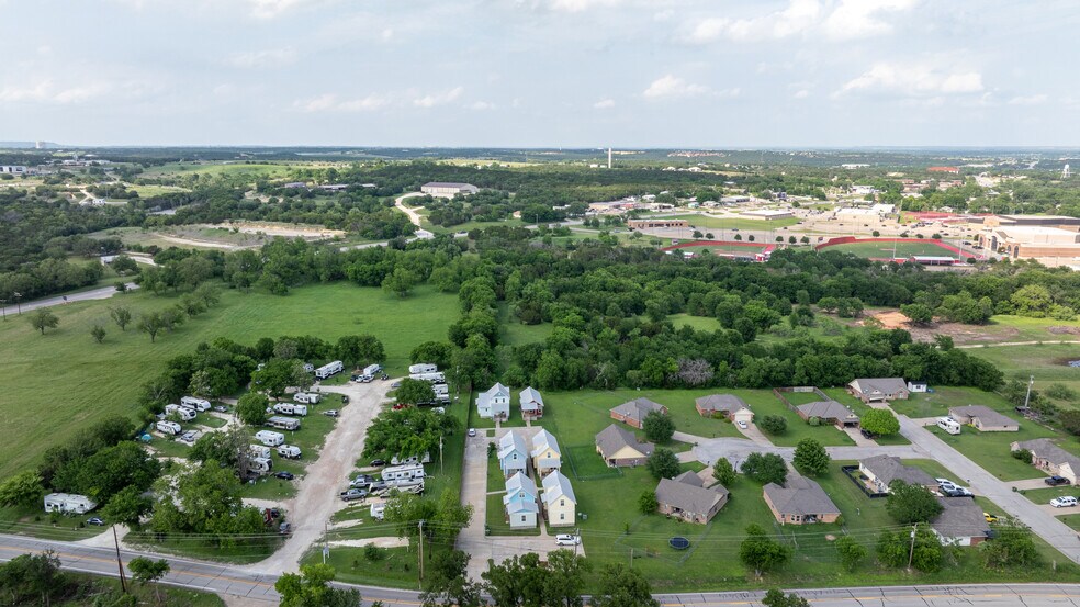 More Photos Of 1804 SW Barnard St, Glen Rose Apartments For Sale