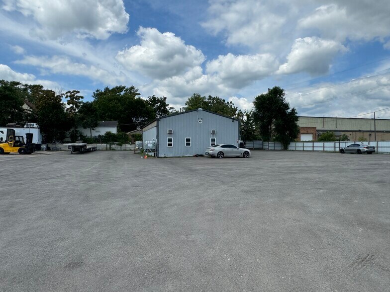 More Photos Of 644 W Park Ave, Aurora Truck Terminal For Sale
