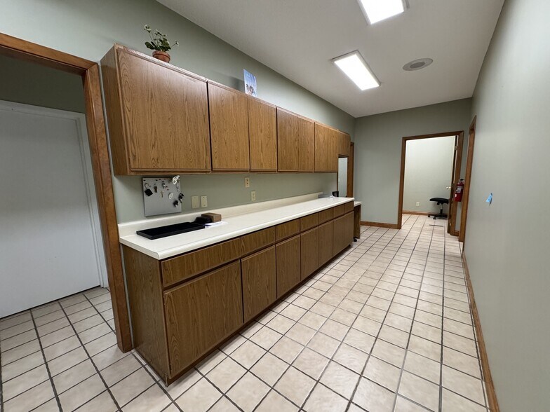 More Photos Of 915 N Main St, Bloomington General Retail For Sale