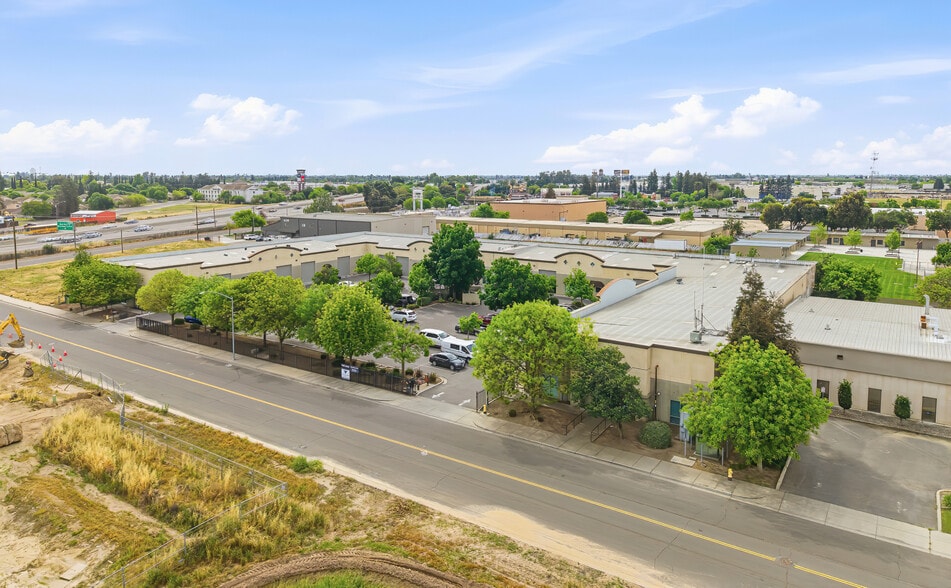 More Photos Of 2200-2248 MaryAnne Dr, Turlock Warehouse For Lease