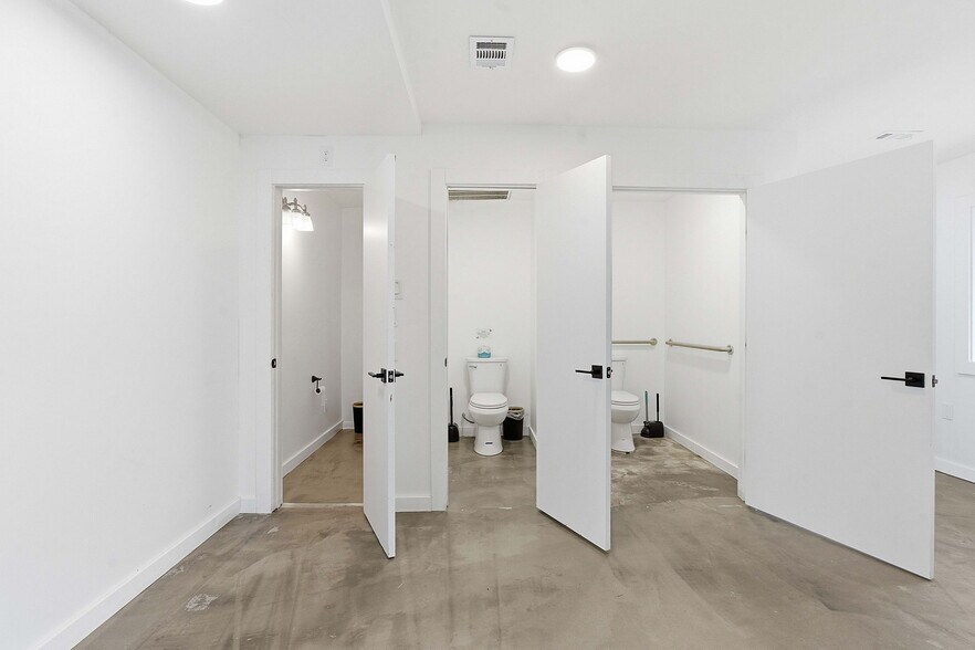 More Photos Of 13617 Fitzhugh Rd, Austin Showroom For Lease