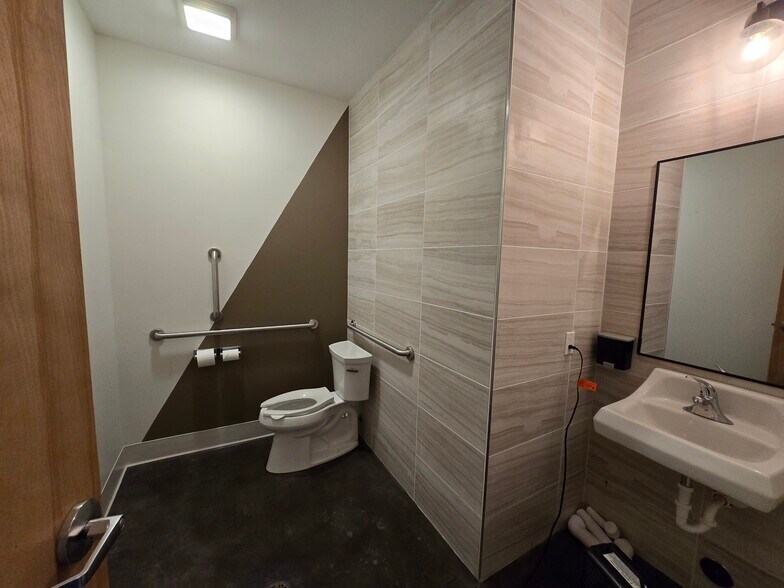 More Photos Of 4330 Wilder Rd, Bay City Freestanding For Lease