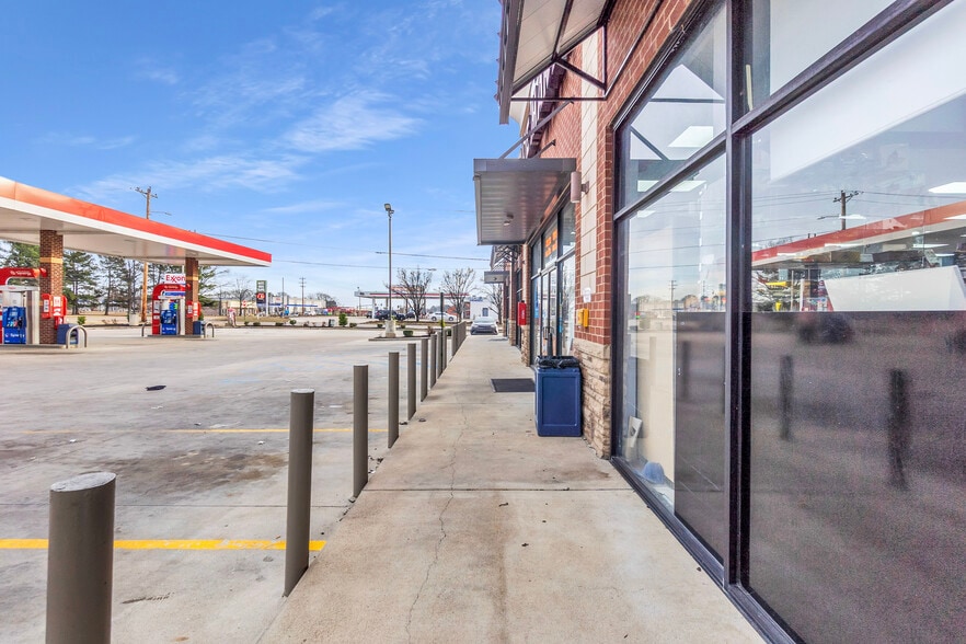 More Photos Of 7641 Hacks Cross Rd, Olive Branch Service Station For Sale