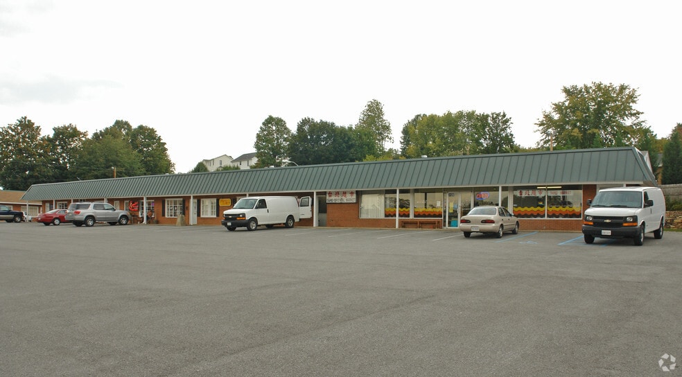 More Photos Of 3100-3120 Peters Creek Rd, Roanoke Storefront For Sale