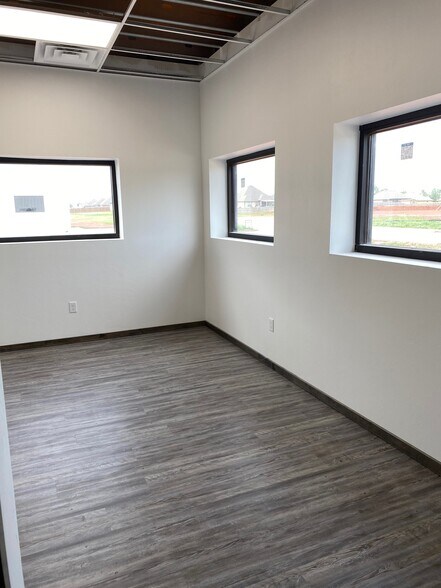 More Photos Of 8408 SW 23rd Pl, Oklahoma City Industrial For Lease