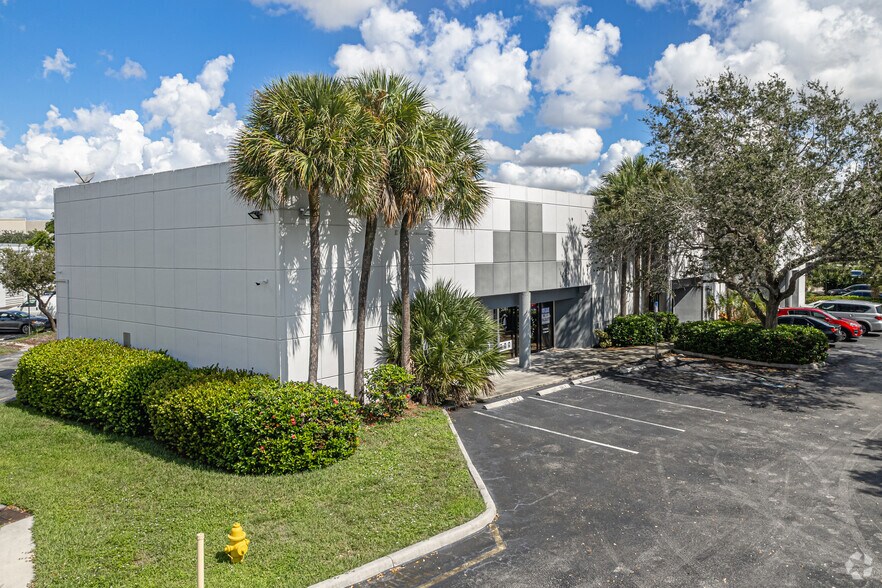 More Photos Of 5365-5377 N Hiatus Rd, Sunrise Light Manufacturing For Lease