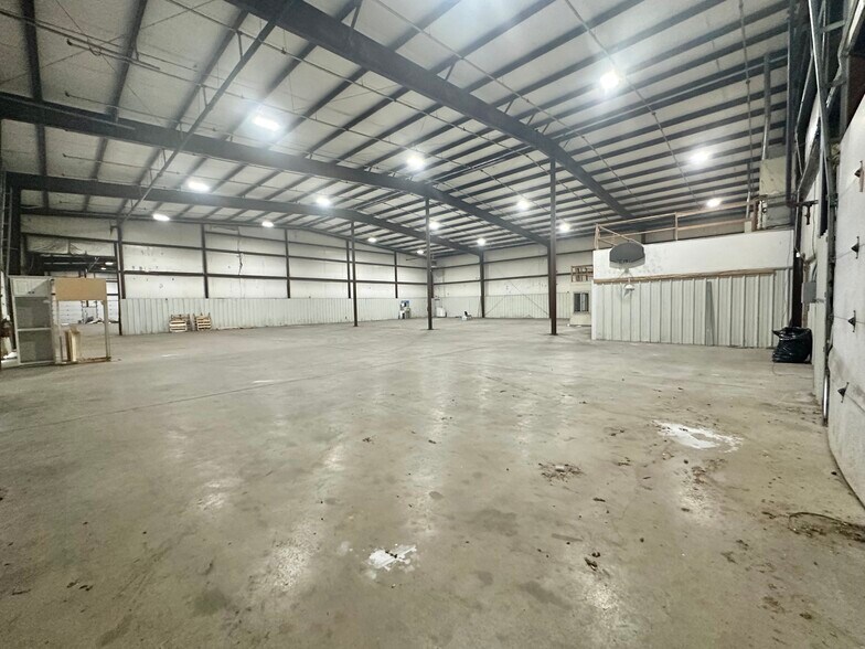 More Photos Of 5571 N Main St, Joplin Showroom For Sale