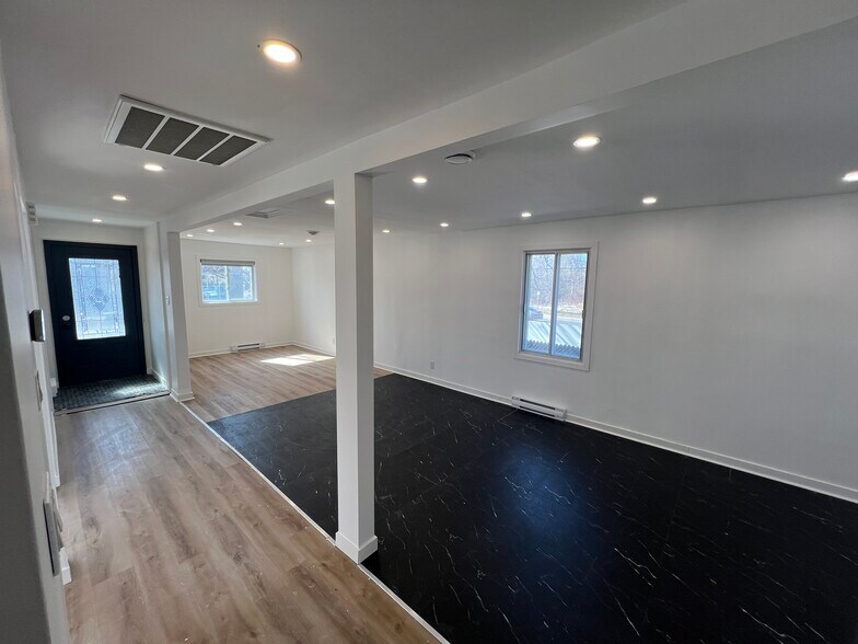 More Photos Of 1685 Av Lacroix, Laval Storefront For Lease