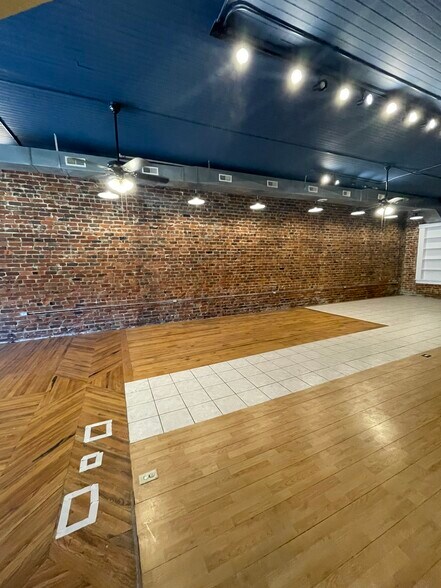 More Photos Of 304 Virginia Ave, Clarksville General Retail For Lease