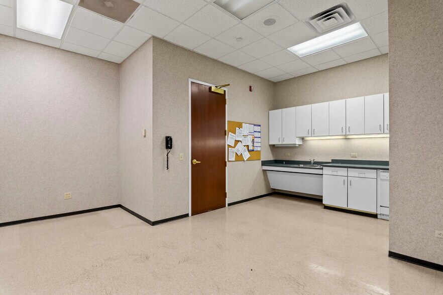 More Photos Of 15 SW Old State Capitol Plz, Springfield Office For Lease