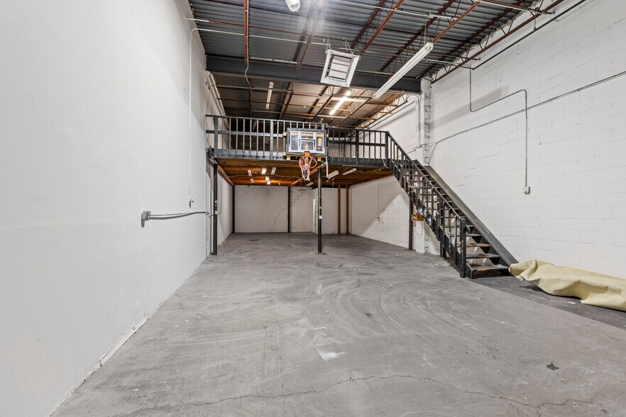 More Photos Of 166 Industrial Loop, Staten Island Warehouse For Lease