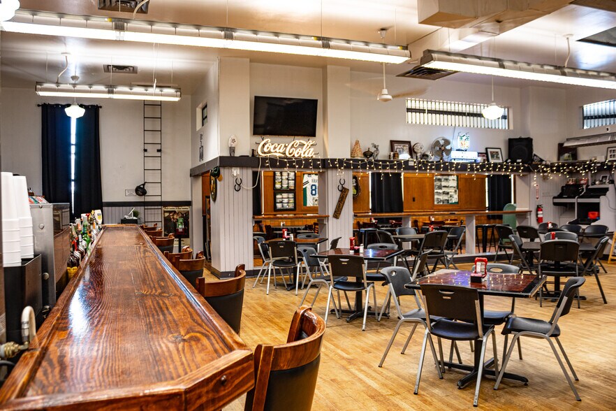 More Photos Of 302 S Magnolia St, Hearne Restaurant For Sale