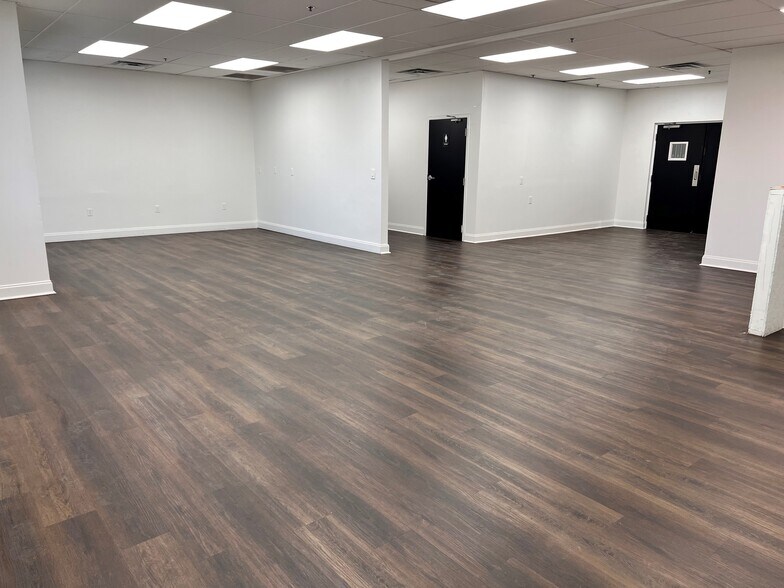 More Photos Of 1920 Cypress Lake Dr, Orlando Manufacturing For Lease