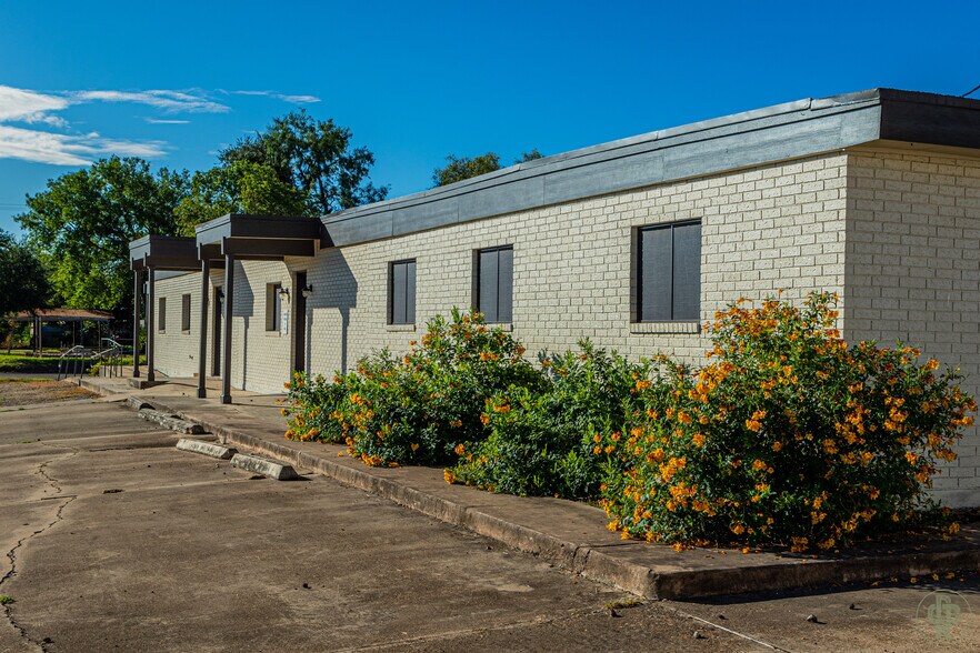 More Photos Of 200 Bowie St, George West Office For Sale