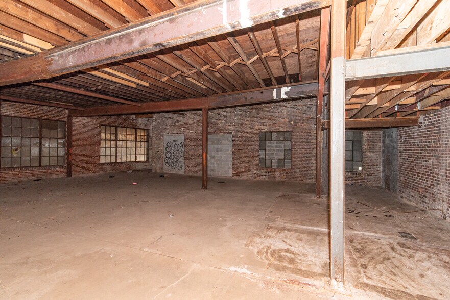 More Photos Of 804 N Franklintown Rd, Baltimore Warehouse For Sale