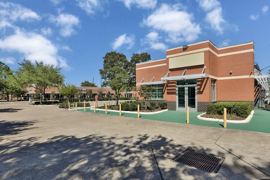 More Photos Of 202 N Texas Ave, Webster Medical For Lease