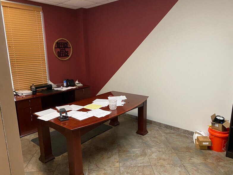 More Photos Of 1105 N Main St, Highlands Warehouse For Lease