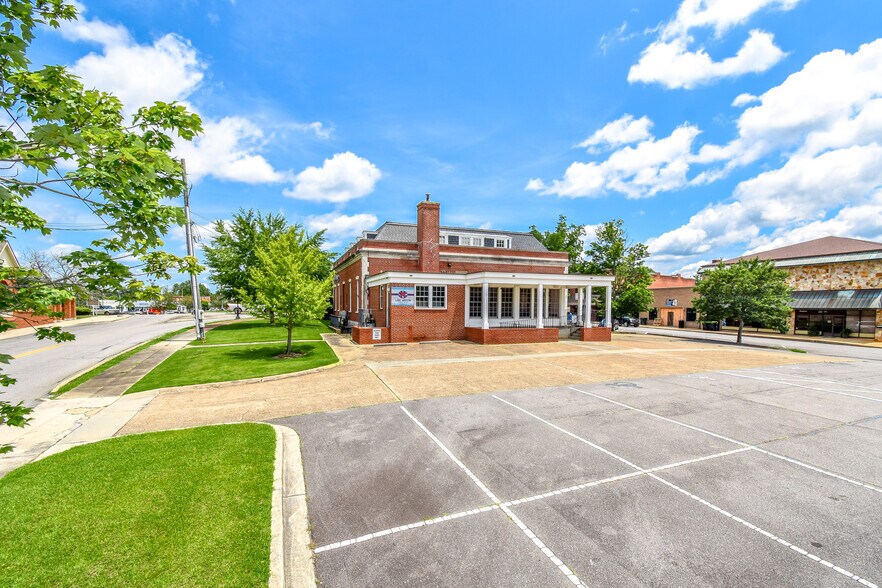 More Photos Of 82 Court Sq, Alexander City Flex For Sale