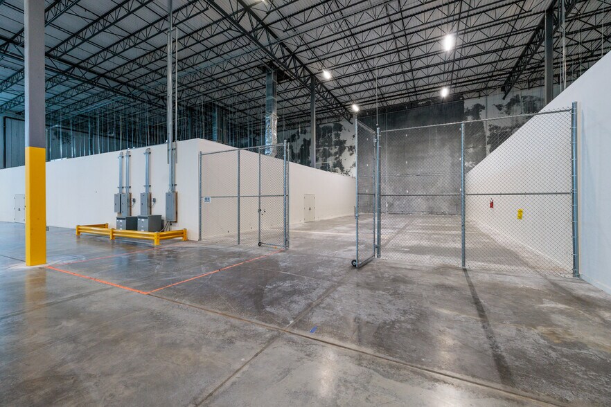 More Photos Of 8401 State Road 33 N, Lakeland Distribution For Lease