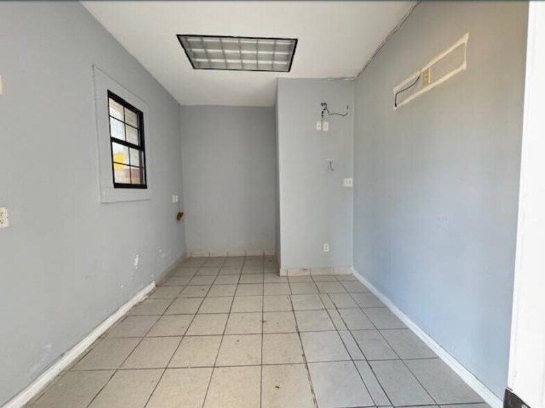 More Photos Of 3017 San Dario Ave, Laredo Auto Dealership For Lease