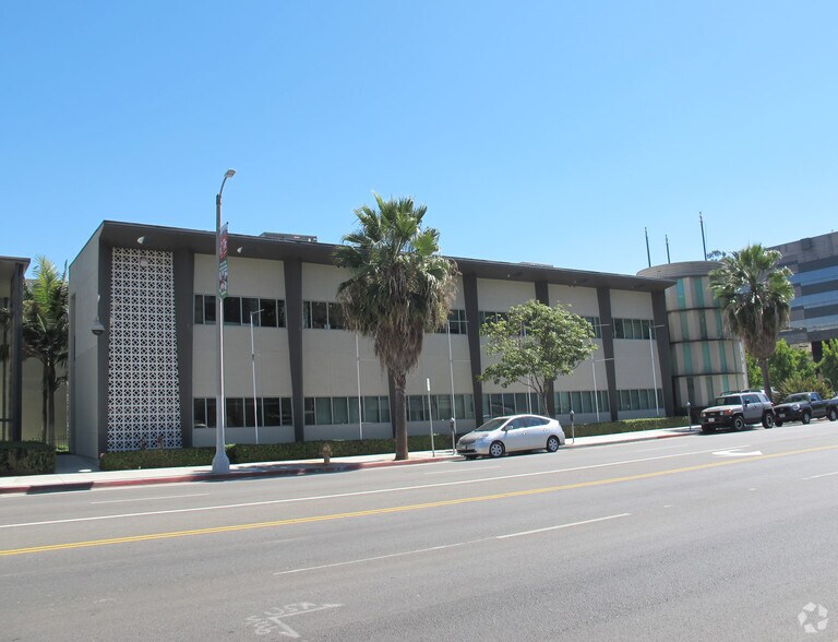 More Photos Of 3400 Cahuenga Blvd W, Los Angeles Loft Creative Space For Lease