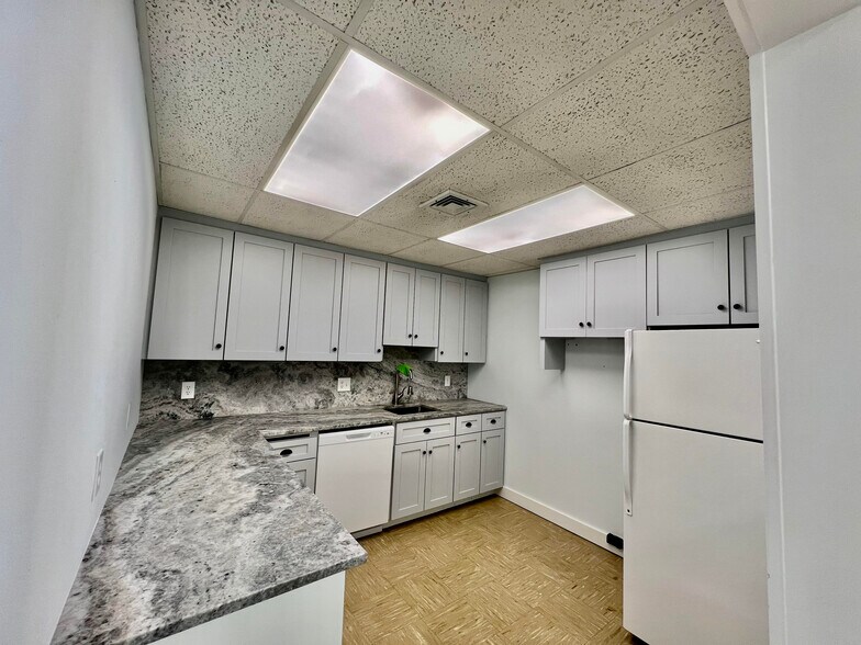 More Photos Of 2 Center St, Tariffville Freestanding For Sale